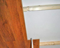 fixer le stratifié au plafond