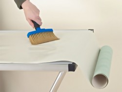 nanesením lepidla na tapetu