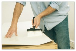 Papier peint Lyncrust appliquant de la colle