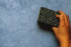 créer un relief avec une éponge lors de la peinture