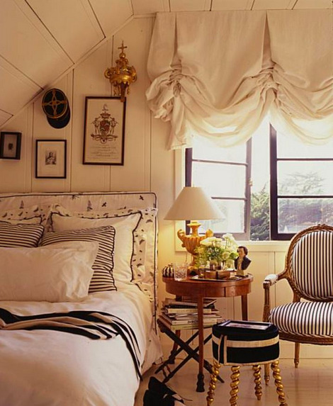 Rideaux autrichiens dans la chambre Rideaux autrichiens dans la chambre