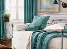 rideaux turquoise dans le salon