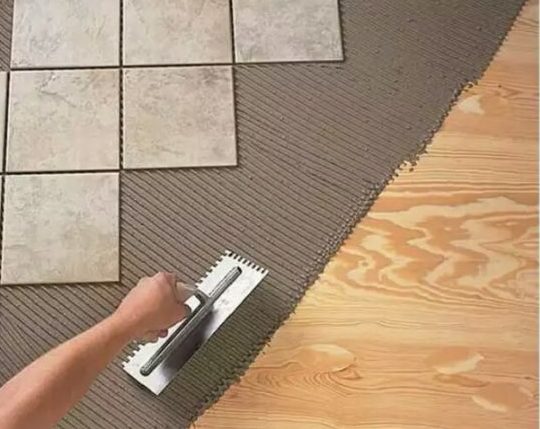 Pose de carreaux de porcelaine