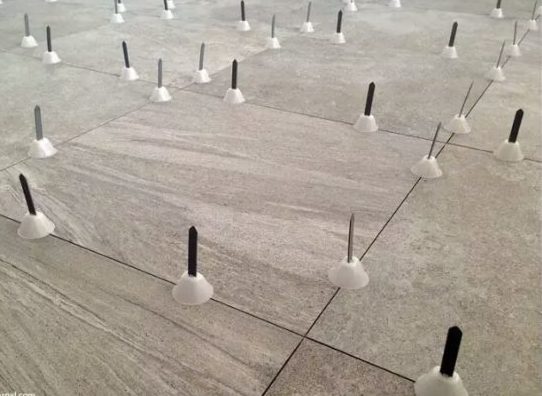 Pose de carreaux de porcelaine