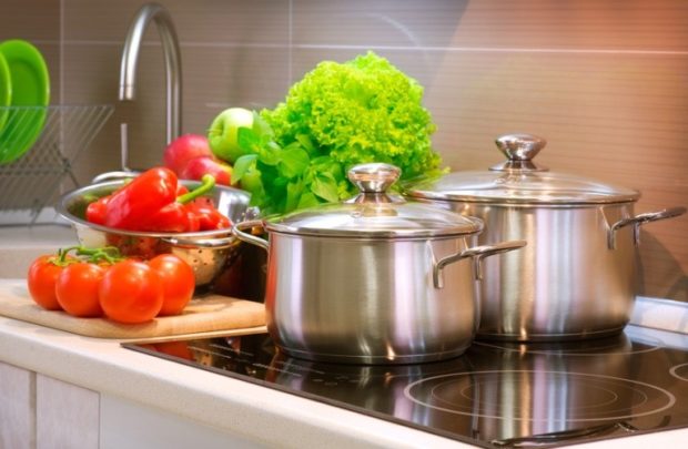 Comment choisir un poêle pour la cuisine: 8 conseils Comment choisir un poêle pour la cuisine: 8 conseils