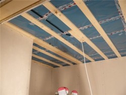 fixer le stratifié au plafond