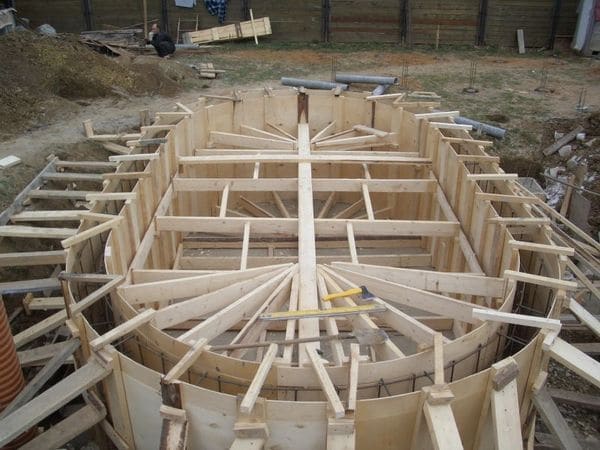 coffrage béton piscine