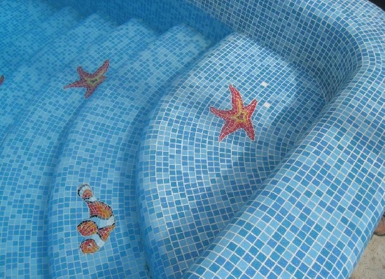 installation de mosaïque de piscine