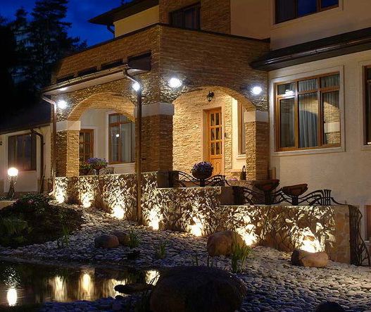 éclairage décoratif d'un chalet d'été