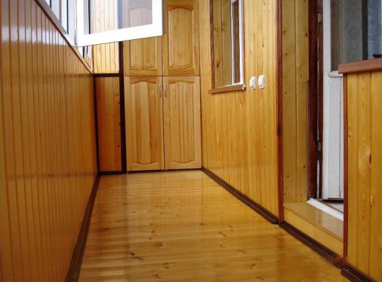 plancher en bois sur le balcon