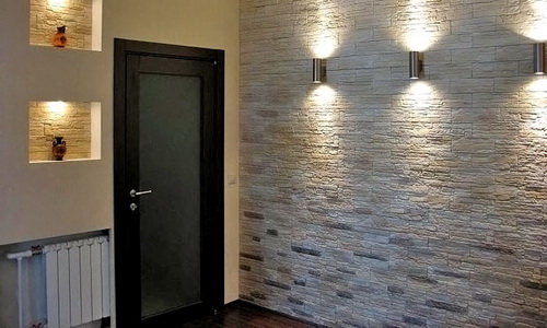 pierre artificielle pour murs dans le couloir