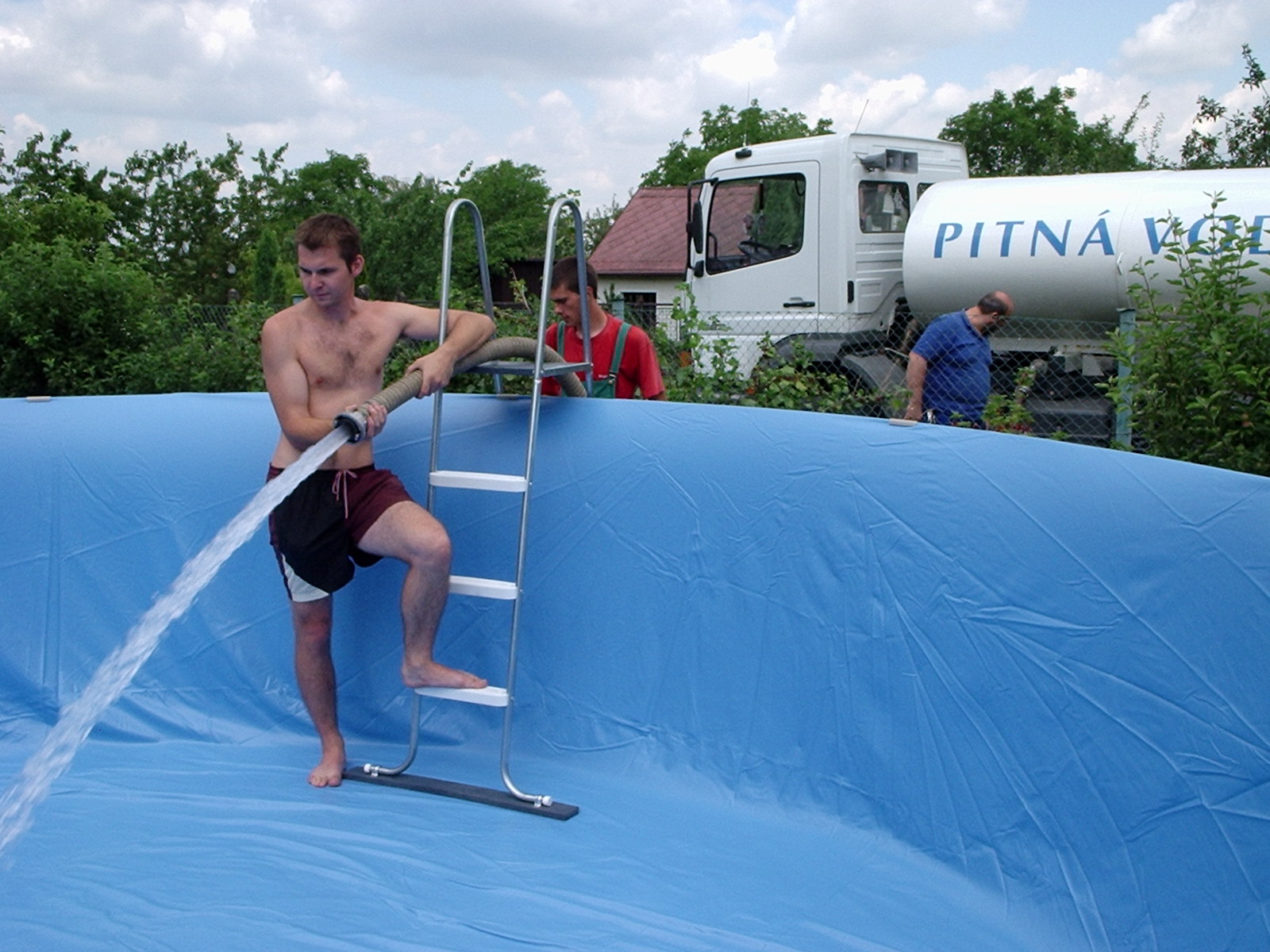 installation de la piscine à ossature