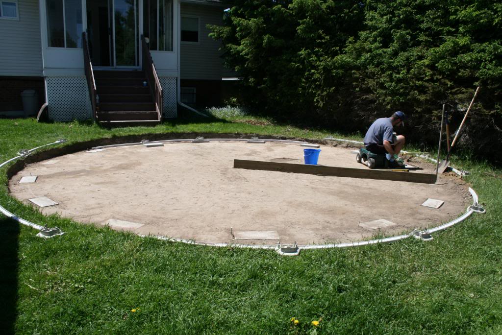 installation de la piscine à ossature