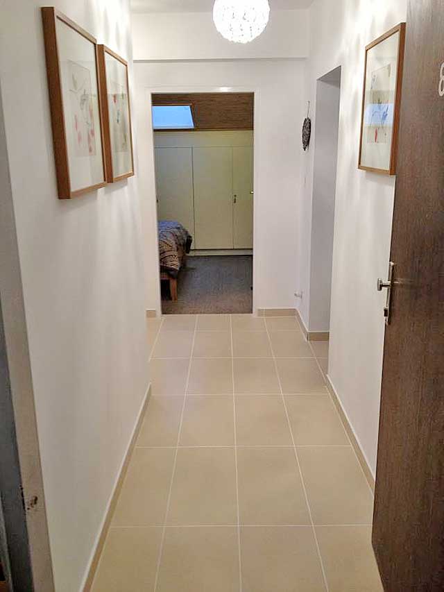 carreaux de porcelaine dans le couloir