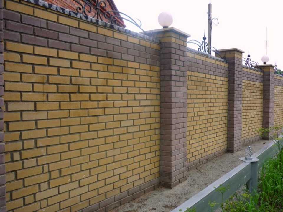 clôture en brique pour l'intrigue