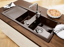 évier dans la cuisine deux bols