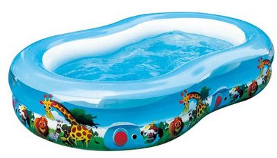 piscine gonflable remplie d'eau