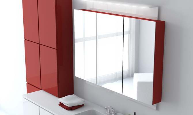 armoire murale dans le miroir de la salle de bain