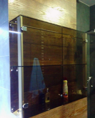 armoire murale en verre