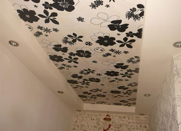 papier peint pour le plafond dans le couloir