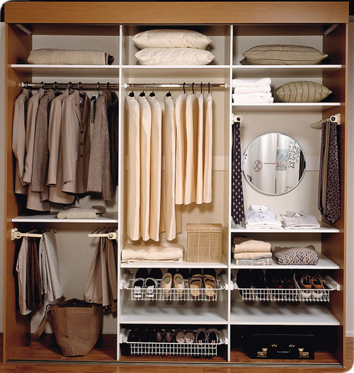 armoire à chaussures dans un placard