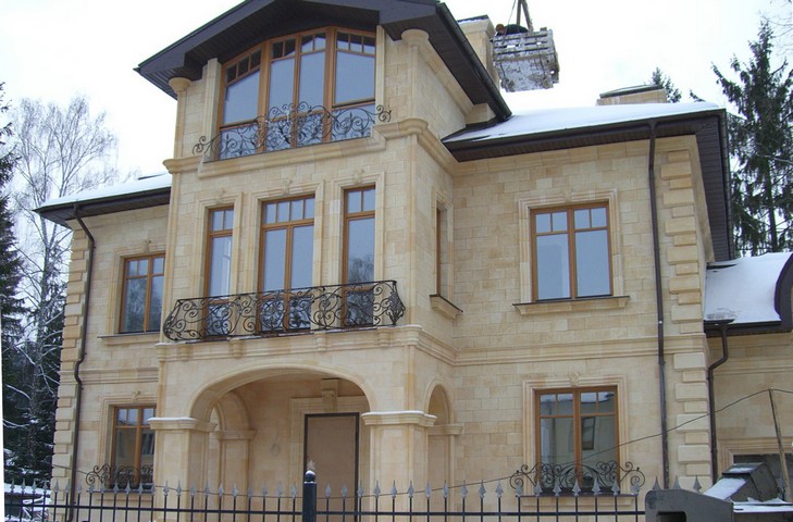 décoration de la façade de la maison en pierre calcaire