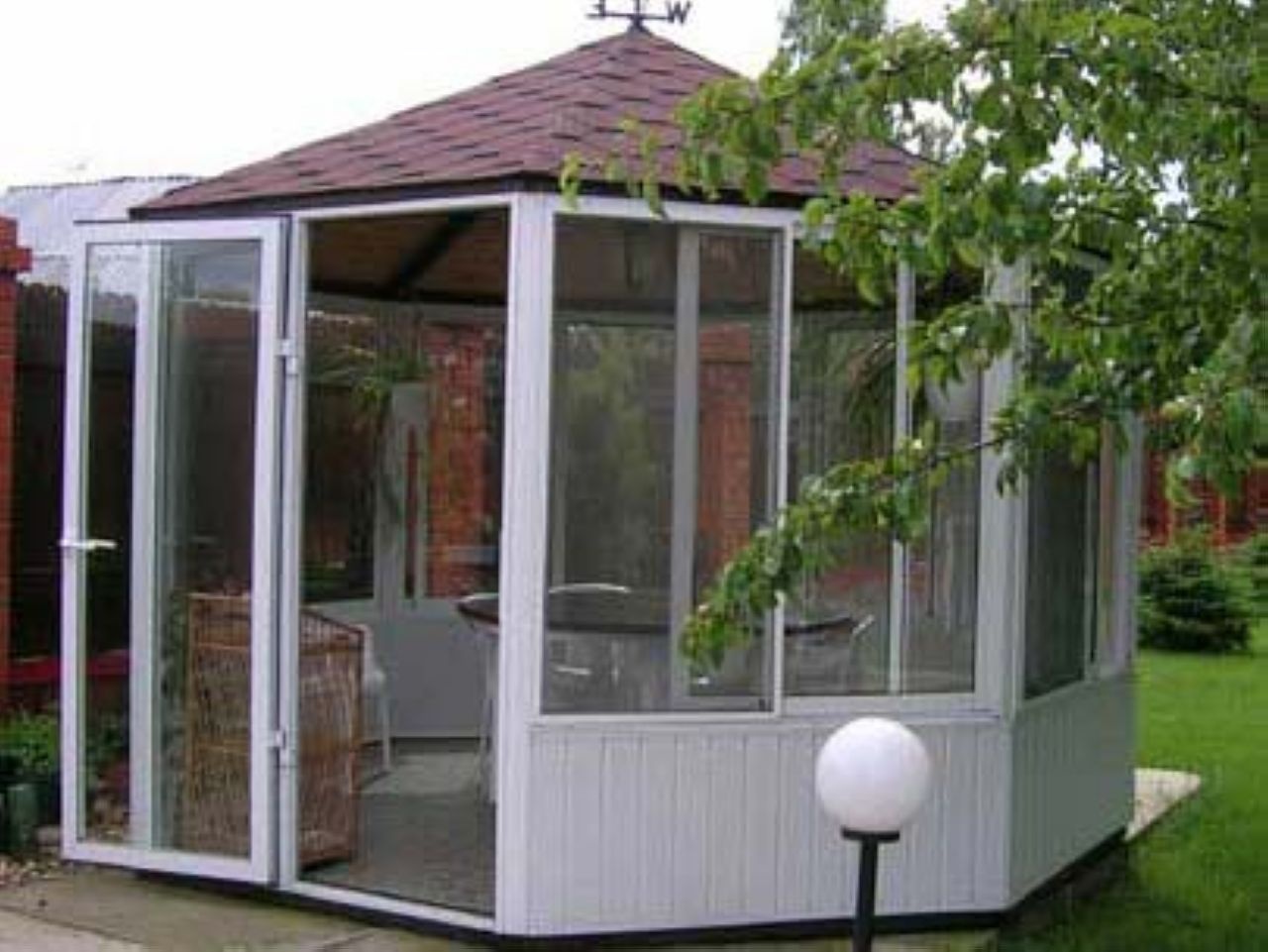 tonnelle en plastique pour une résidence d'été