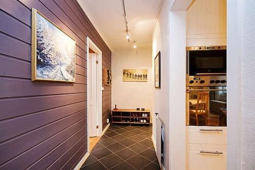 panneaux en plastique pour murs dans le couloir