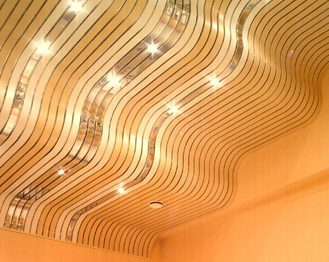 plafond rack dans la salle de bain