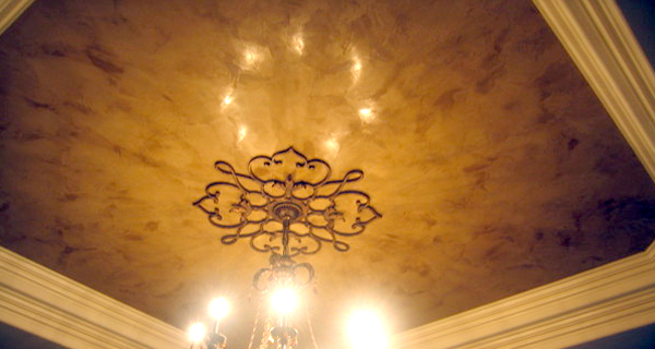plafond en stuc dans la chambre