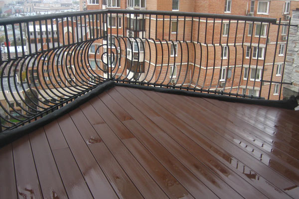 planche de terrasse sur le balcon