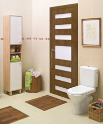 instalación de puerta de baño