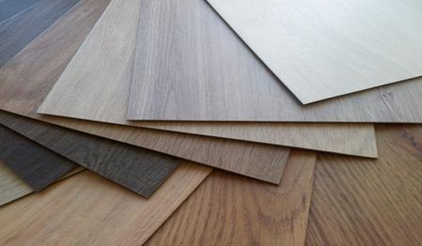 carreaux de vinyle dans le couloir