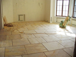 niveler le sol avec du contreplaqué sur les bûches 3