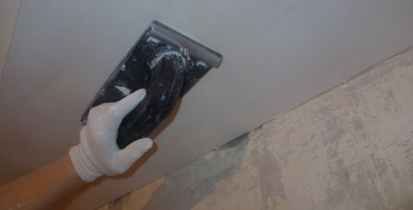 niveler le plafond dans le couloir