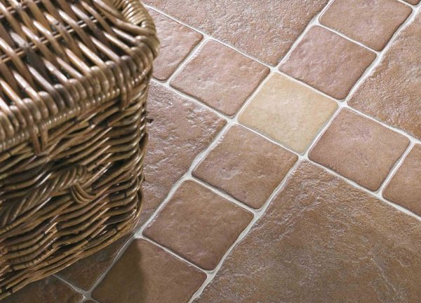 tuiles d'or dans le couloir